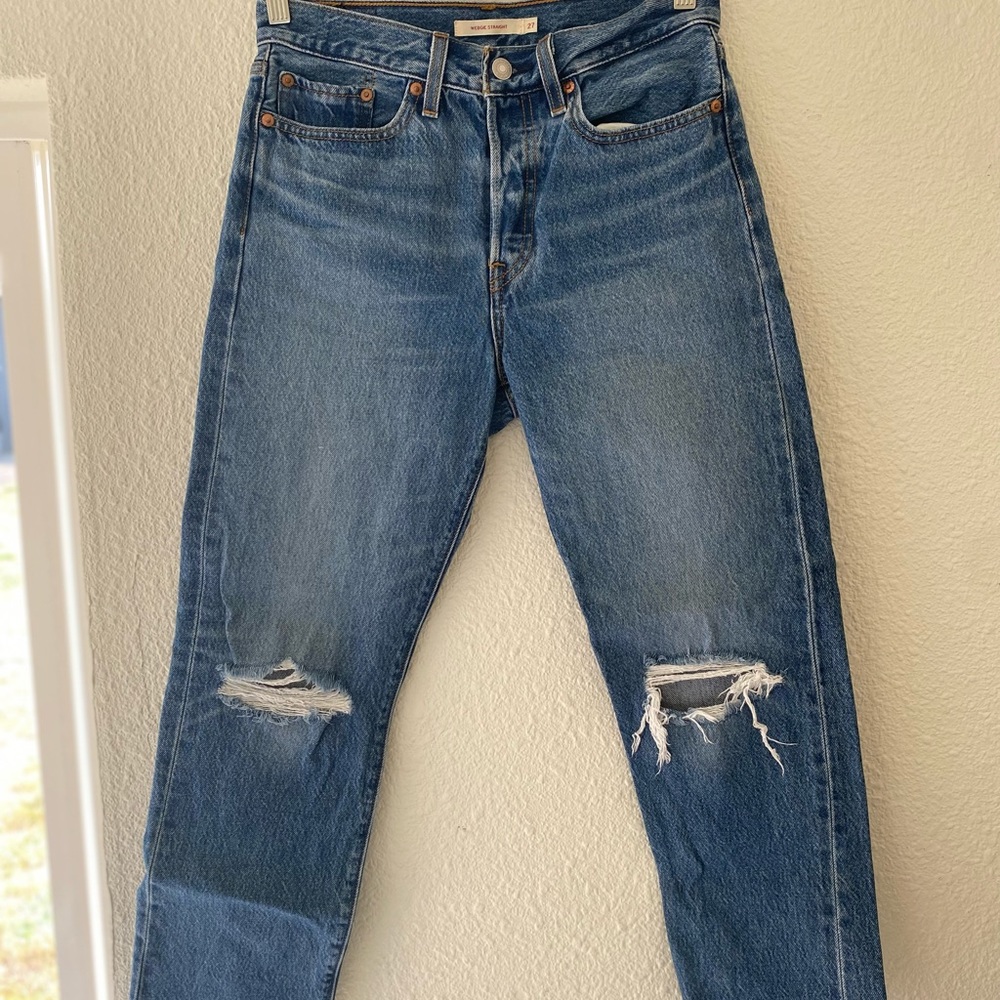 SOLD Levi’s Women’s Uncovered Truth jeans